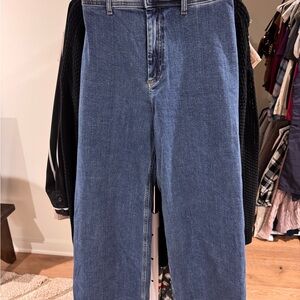 Zara High-Rise Straight Leg Jeans – Raw Hem
Size US 4 / EUR 36